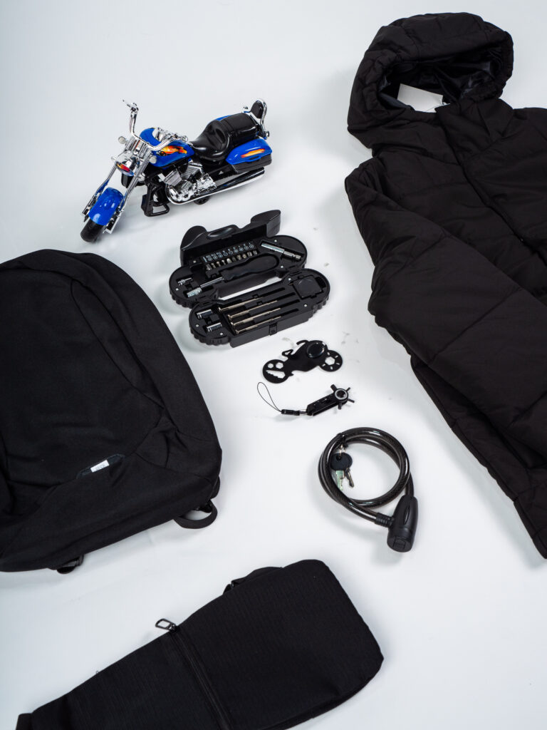 Accesorios promocionales para motoristas: cascos, bolsas de pierna, gafas de sol y bandoleras personalizadas para mayor seguridad y visibilidad de marca.